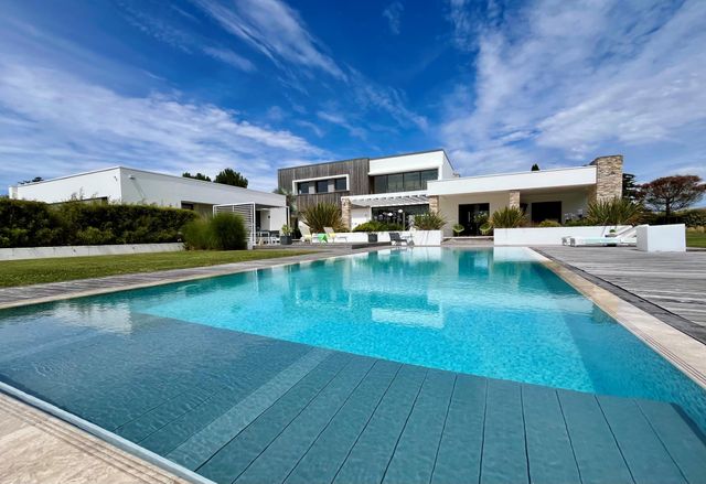 Afficher la photo en grand maison à vendre - 10 pièces - 380.0 m2 - ST HILAIRE DE RIEZ - 85 - PAYS-DE-LOIRE - Century 21 Dréano Immobilier