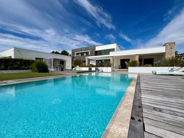 Afficher la photo en grand maison à vendre - 10 pièces - 380.0 m2 - ST HILAIRE DE RIEZ - 85 - PAYS-DE-LOIRE - Century 21 Dréano Immobilier